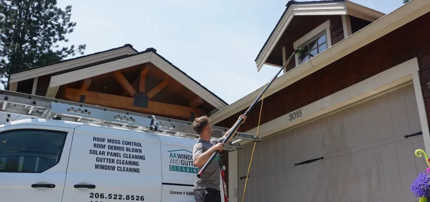 Cleaning windows on a house