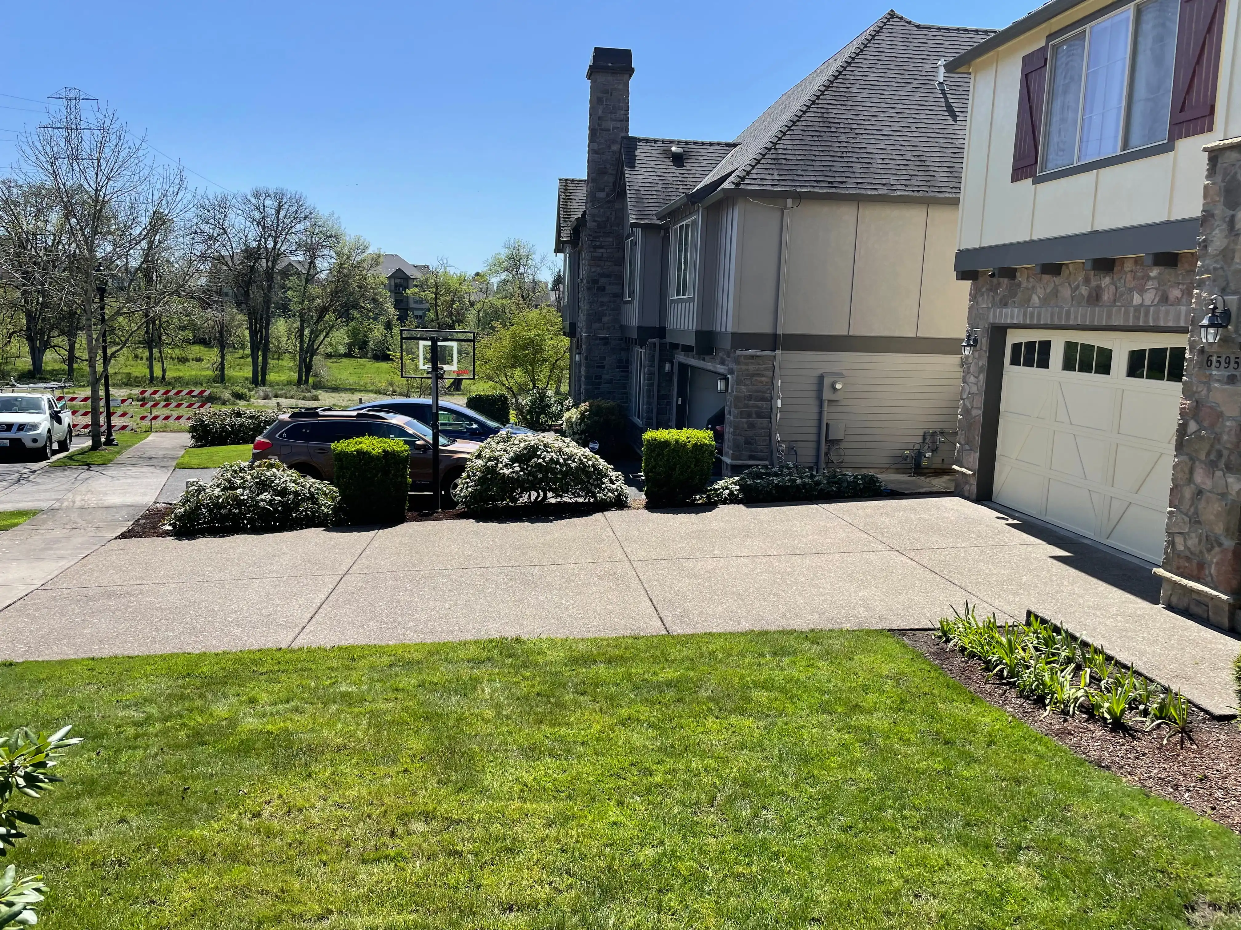 a clean driveway from pressure washing